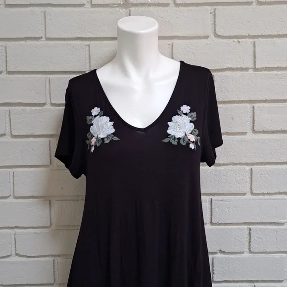 Alya Black W/ Floral Flowy Short Sleeve Dress. Size Medium - Picture 2 of 8